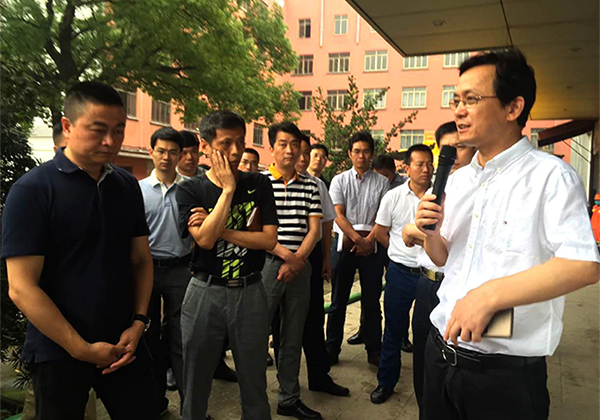 Mayor inspected the company